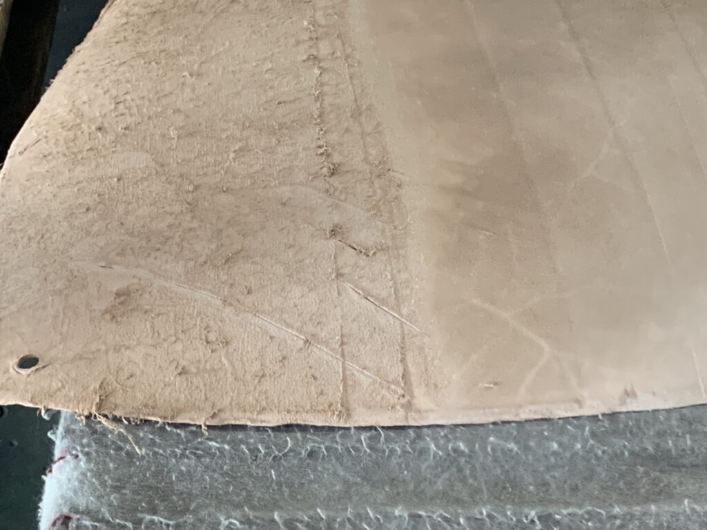 左半分が削る前。右が削ったあとのコードバンの原皮