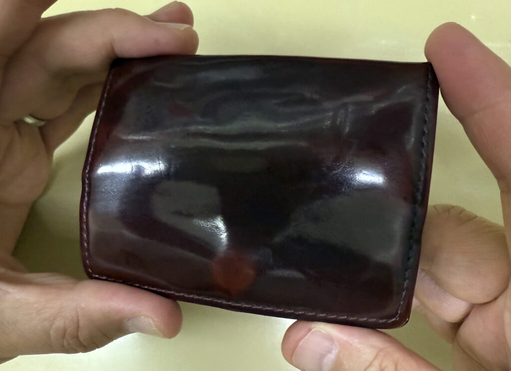 10年使い込んでピカピカになった顔料染めのコードバン&ベジタブルタンニンレザー小銭入れ（ワイン色）