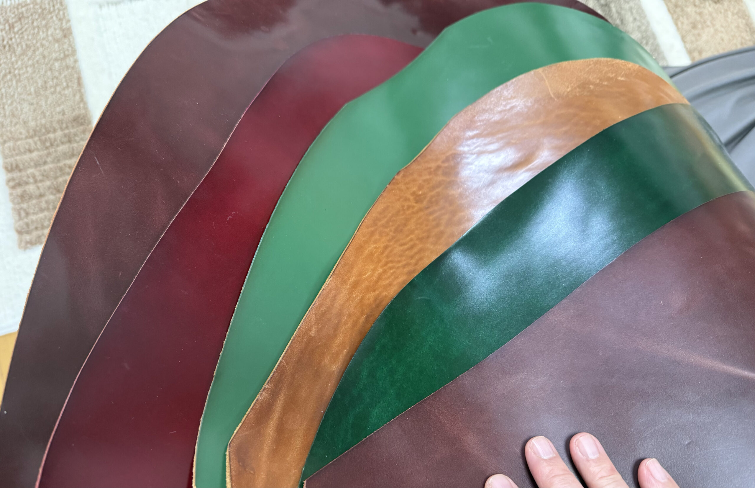 国産、ホーウィンなど合計7枚のコードバン原皮