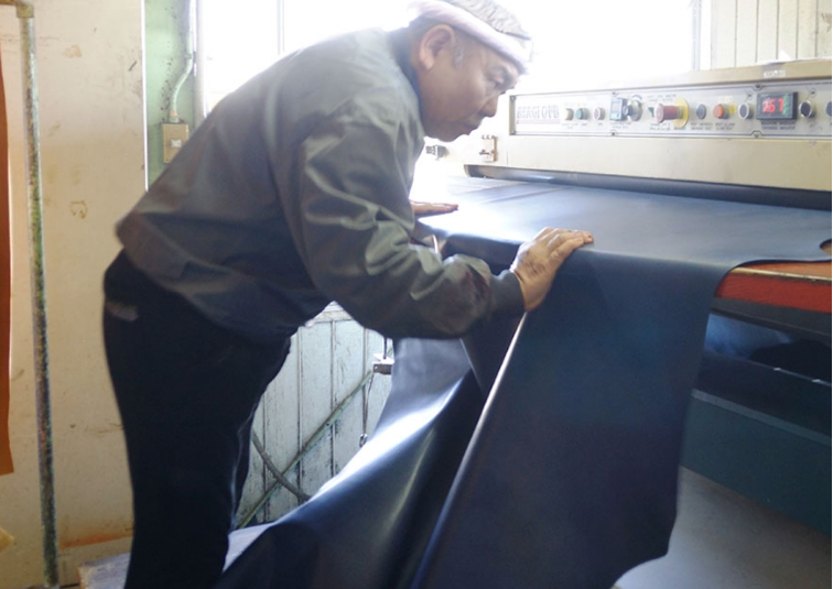 社長でありながら革職人魂を持ってシラサギレザーを作り続けている