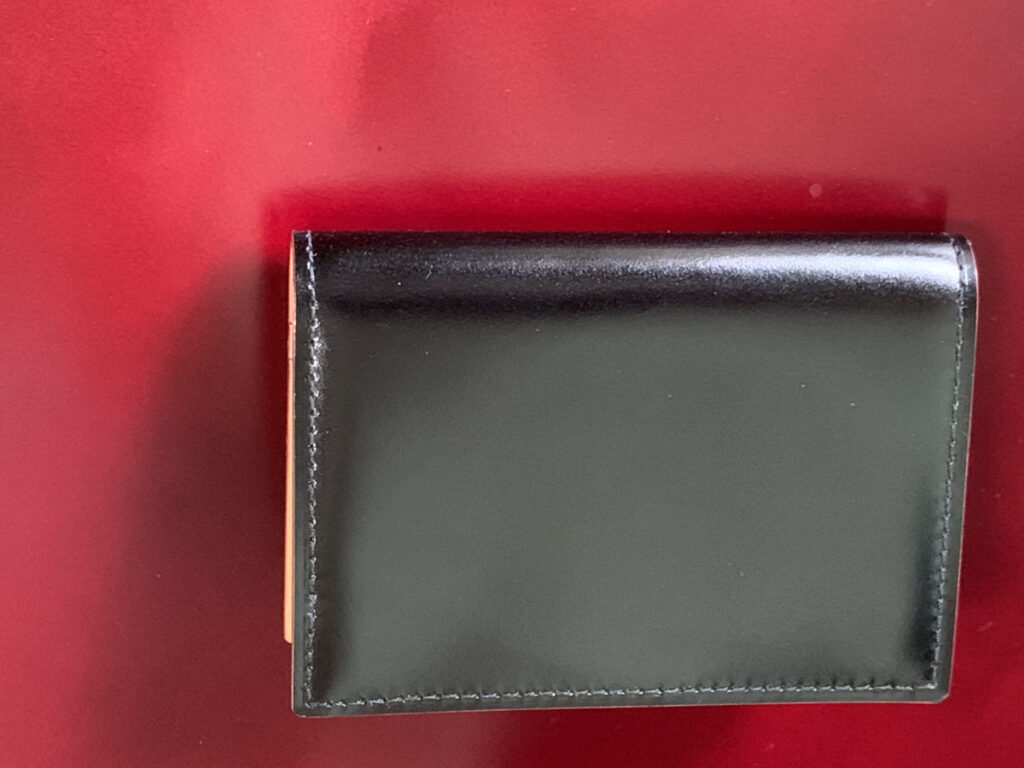 GANZO製コードバン名刺入れの黒です。背景はワイン色の国産水染めコードバン