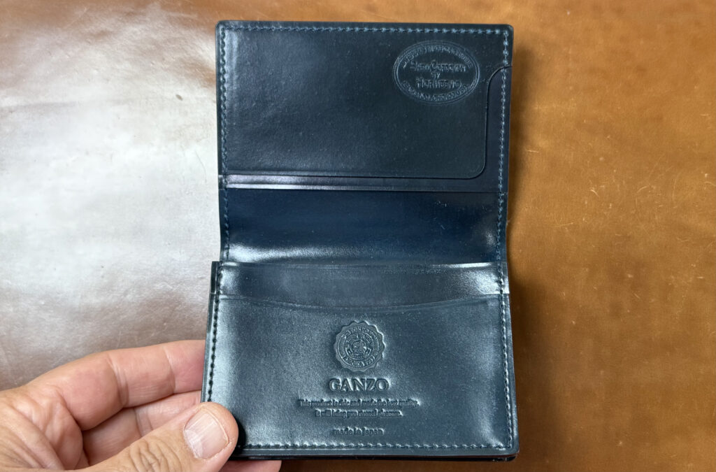 美しいネイビーのシェルコードバン名刺入れ