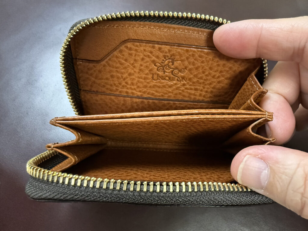 内装がミネルバボックスに変更され、ロゴも内装に刻印されたデザイン変更後のミドルウォレット