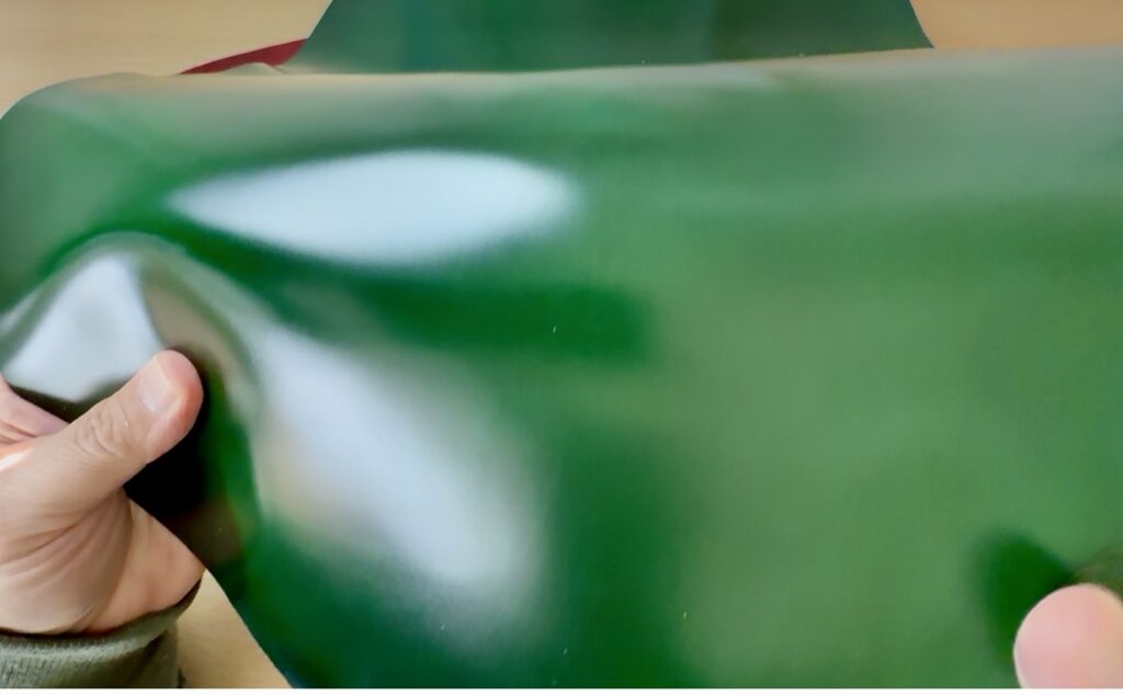 美しい緑に染色されたコードバン