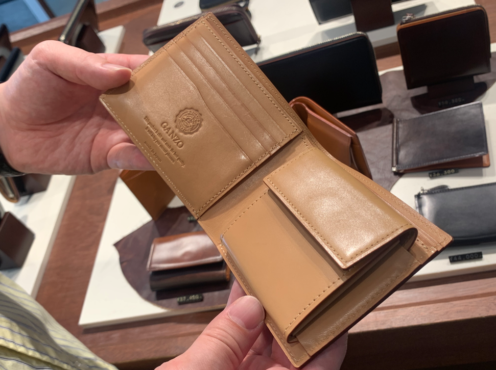 GANZO直営店の展示品の内装。うっすらと茶色にエイジングしています。