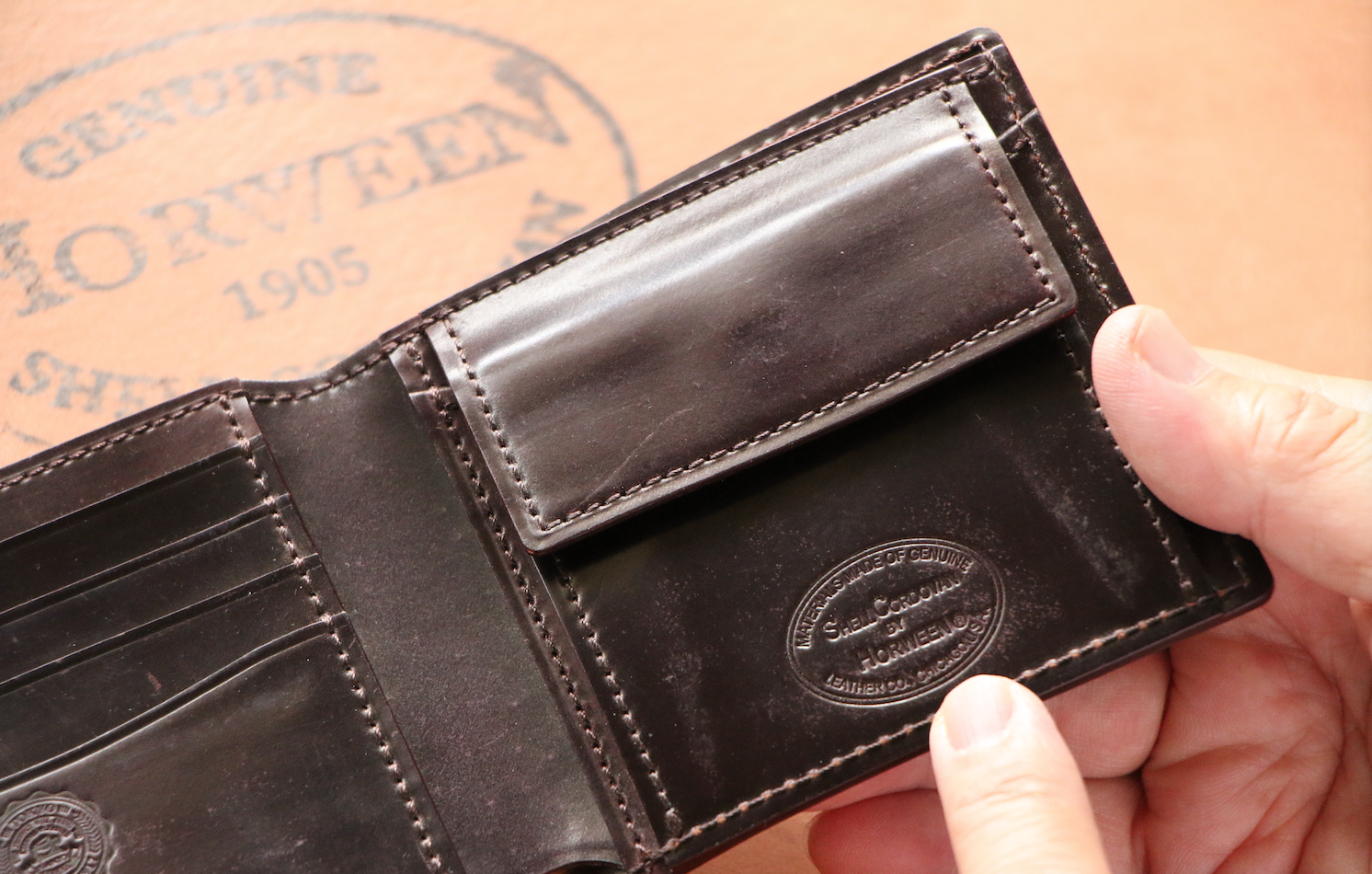 GANZO製ホーウィンシェルコードバンの二つ折り財布。色はバーガンディ