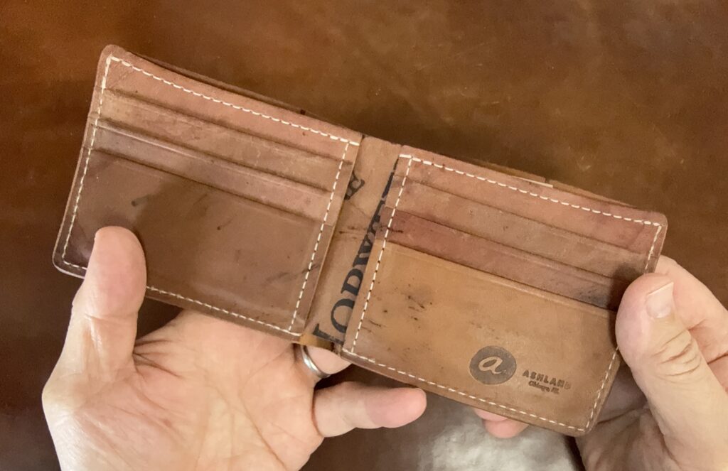 Ashland Leatherのジョニー・ザ・フォックスという名前の二つ折り財布（小銭入れなし）