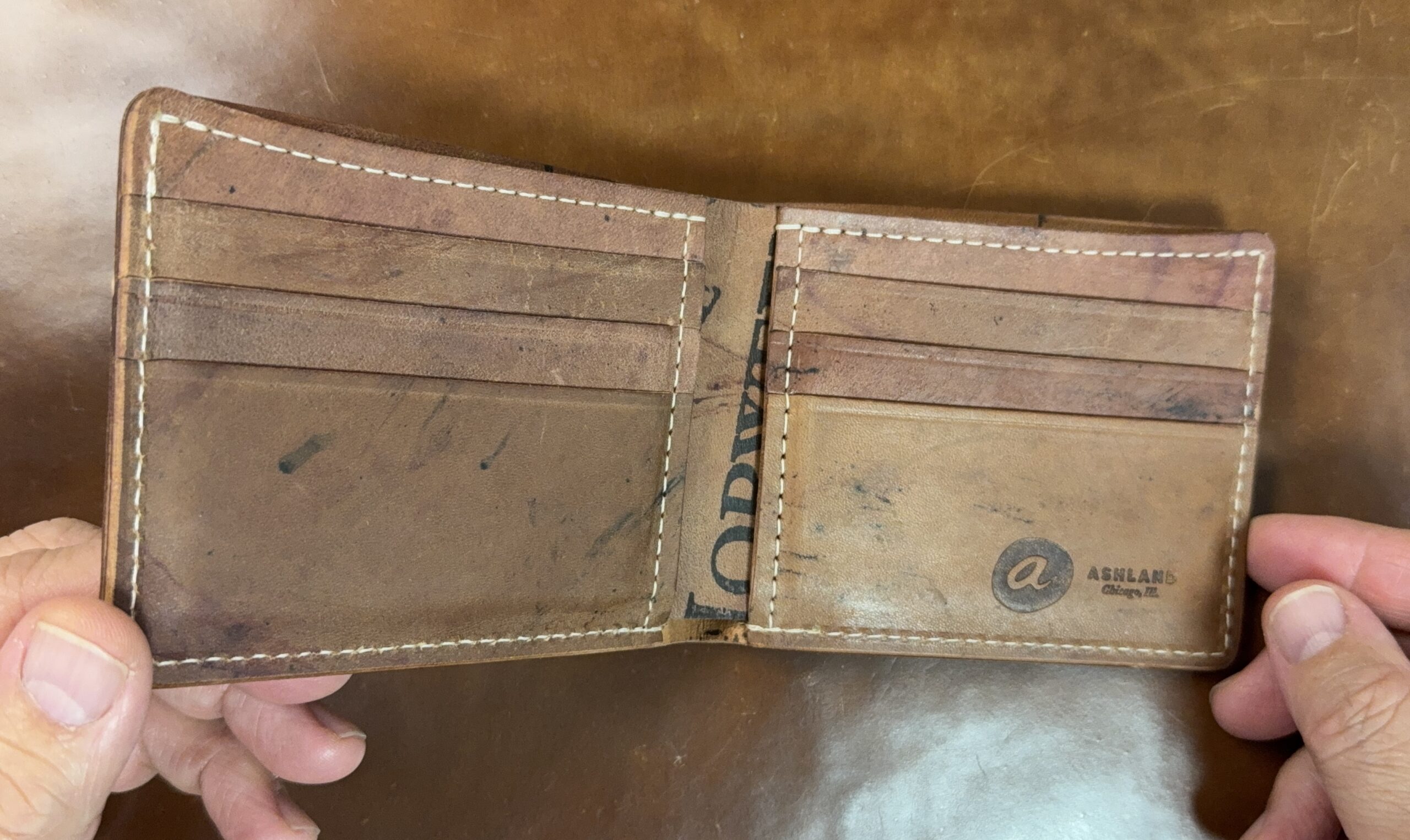 アッシュランド社の二つ折り財布