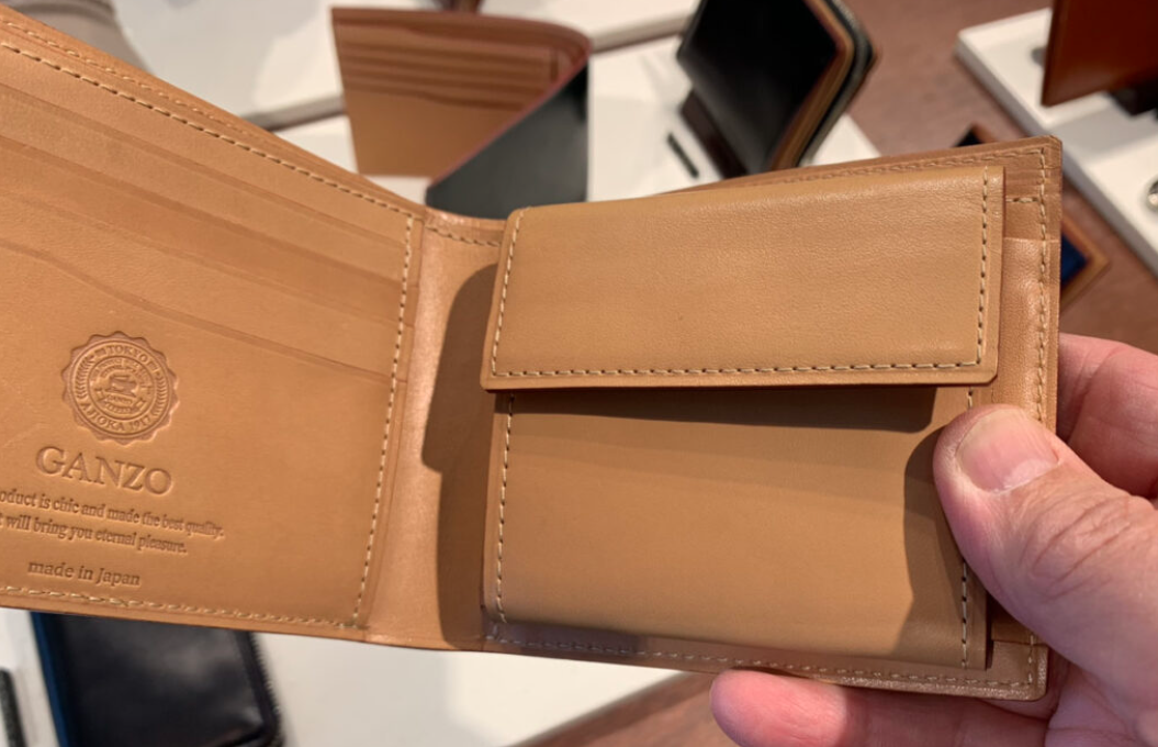 うっすらとエイジングしたの内装の牛革(GANZO大阪店の展示品)