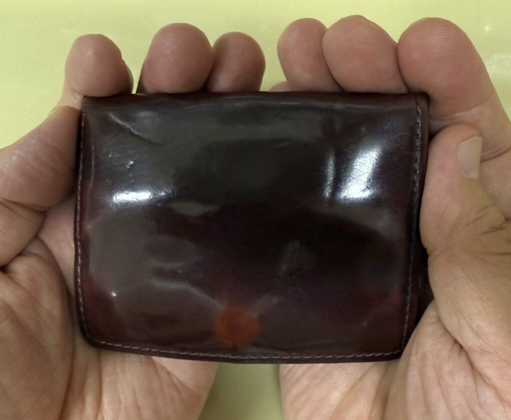 エイジングによりツヤツヤになる顔料染め国産コードバン