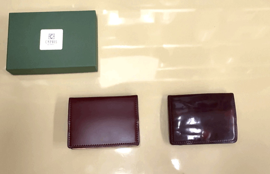 左が新品、右が10年以上使い込んだ顔料染めコードバン