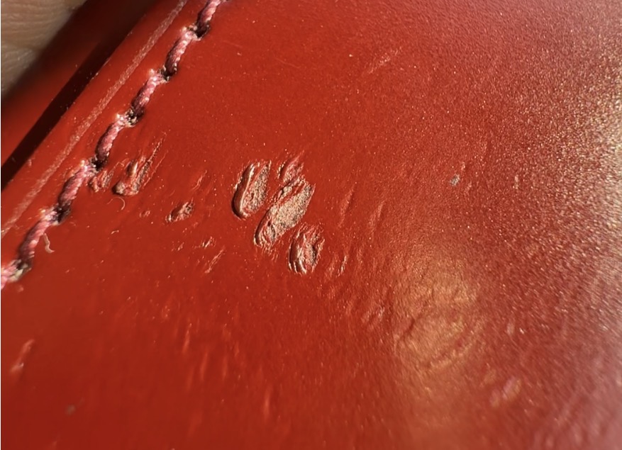 深い傷がついてしまった顔料染めコードバン