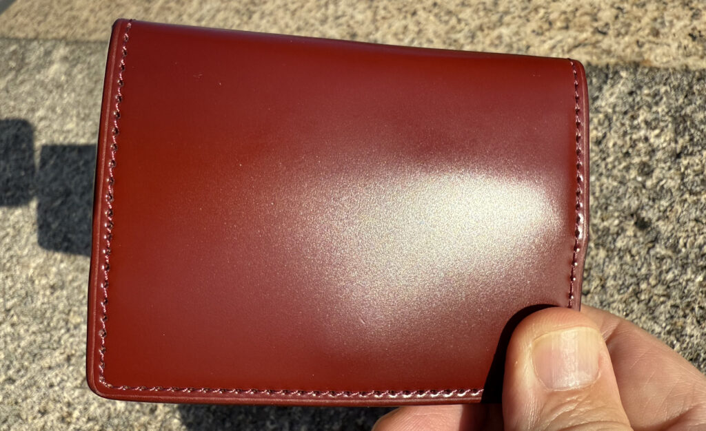 朝日を浴びて輝く顔料染めコードバン