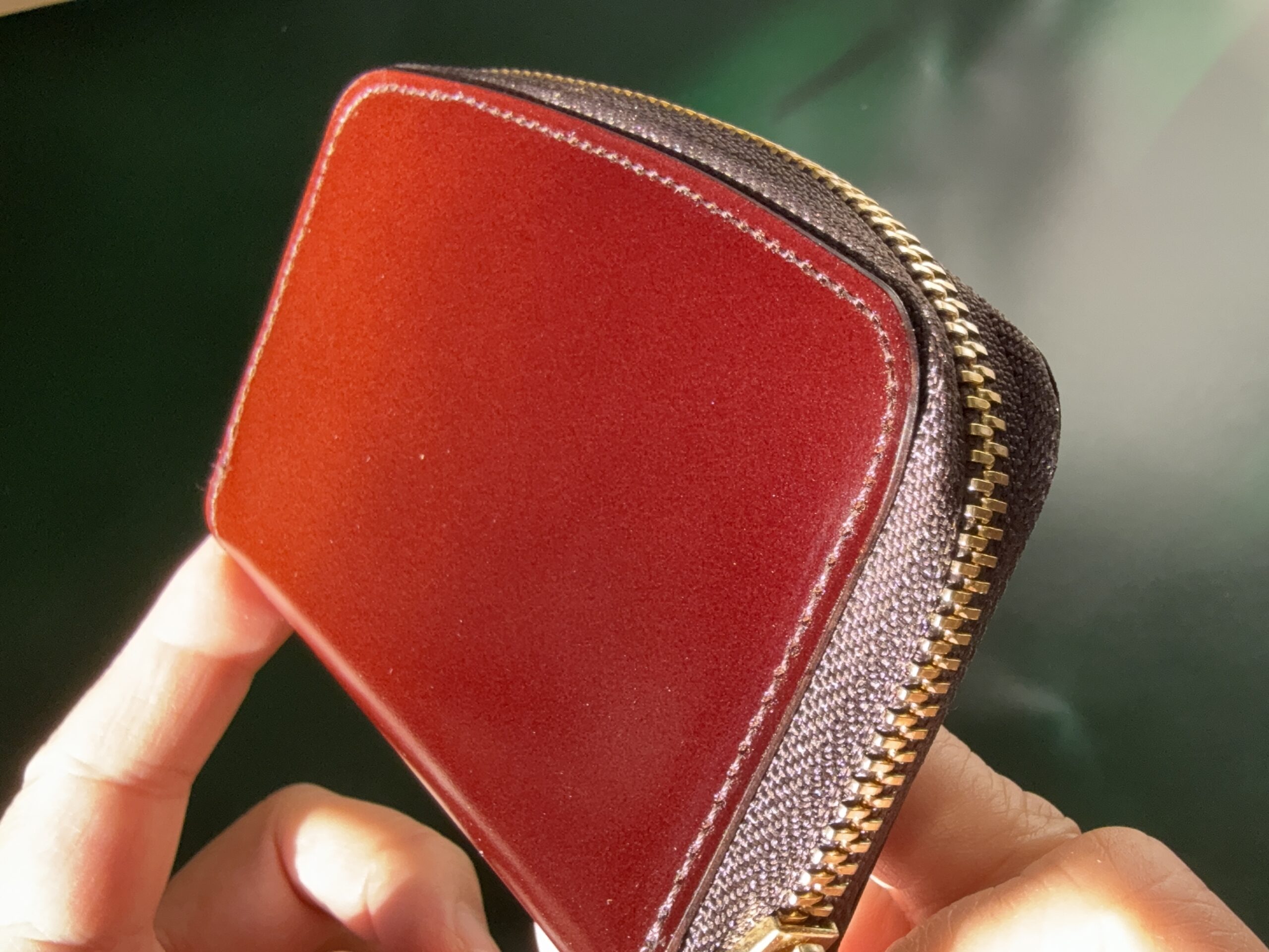 朝日に当たって輝くメソスフィアのミドルウォレット