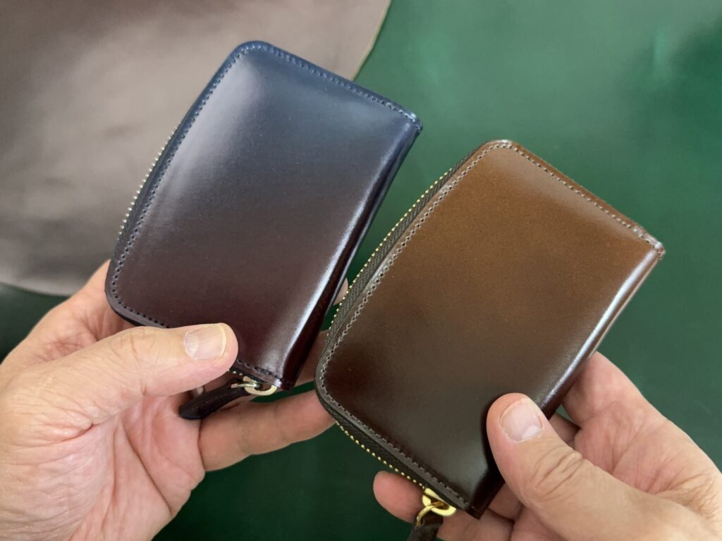 左：アトモスフィア　右：メソスフィアという色味のコードバンミドルウォレット