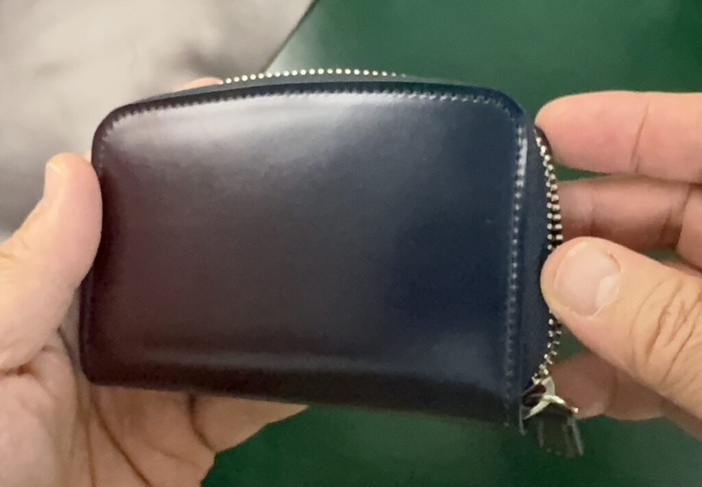 グラデーションが美しいミドルウォレット（色はアトモスフィア）