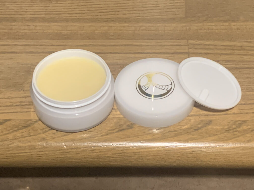 国産蜜蝋の色が美しいコードバン・ケア・ワックス