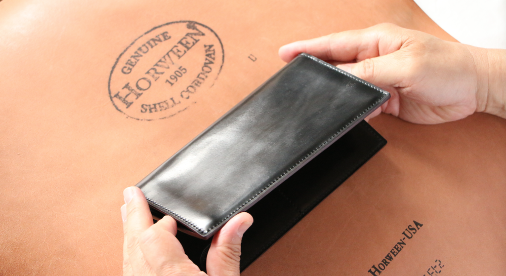 長財布にもうっすらとシワ、ピンホールが存在する