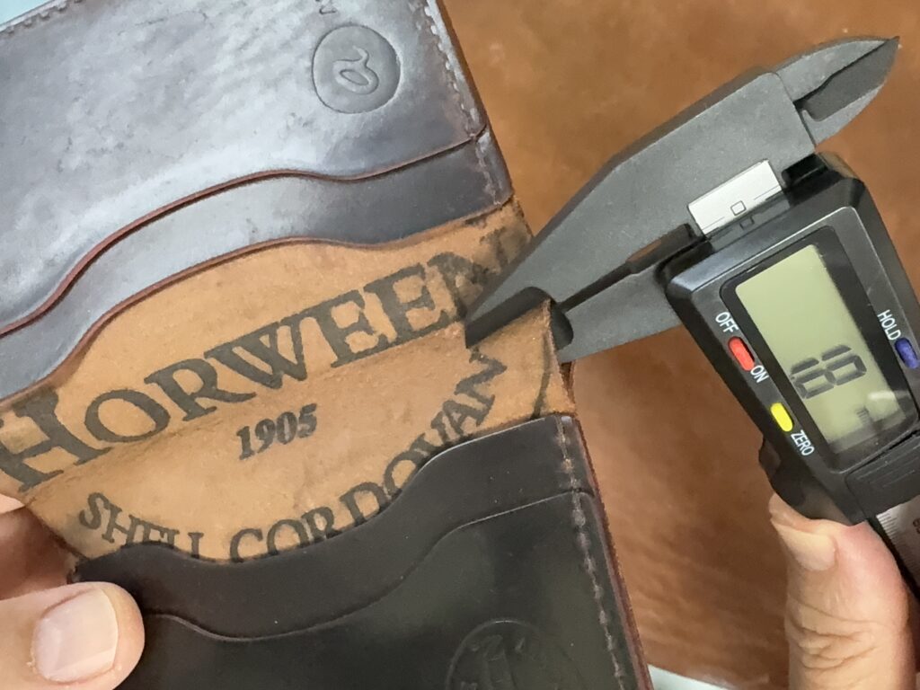 明らかにホーウィンシェルコードバンの方が分厚い