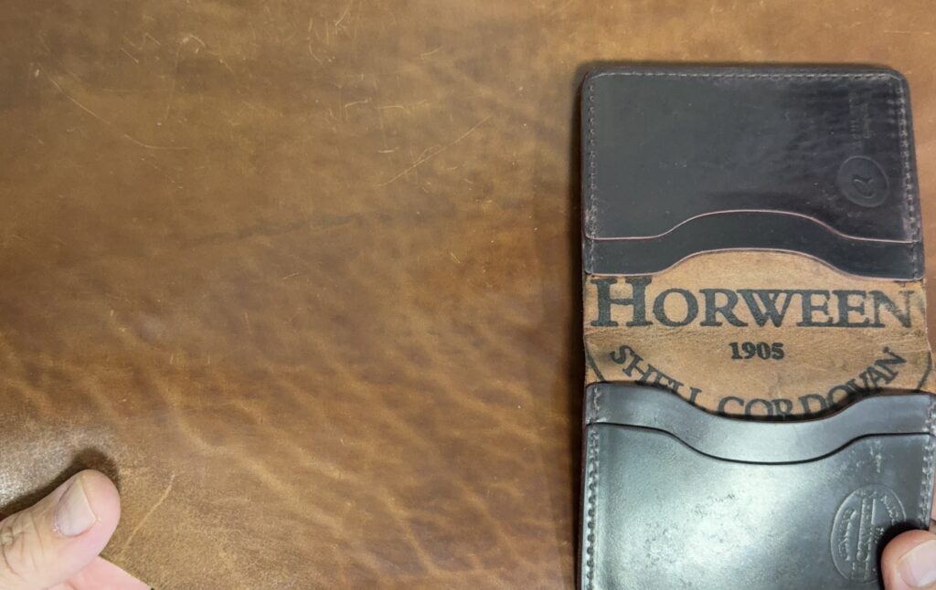 トラ・シワ・ピンホールが残るホーウィンシェルコードバン