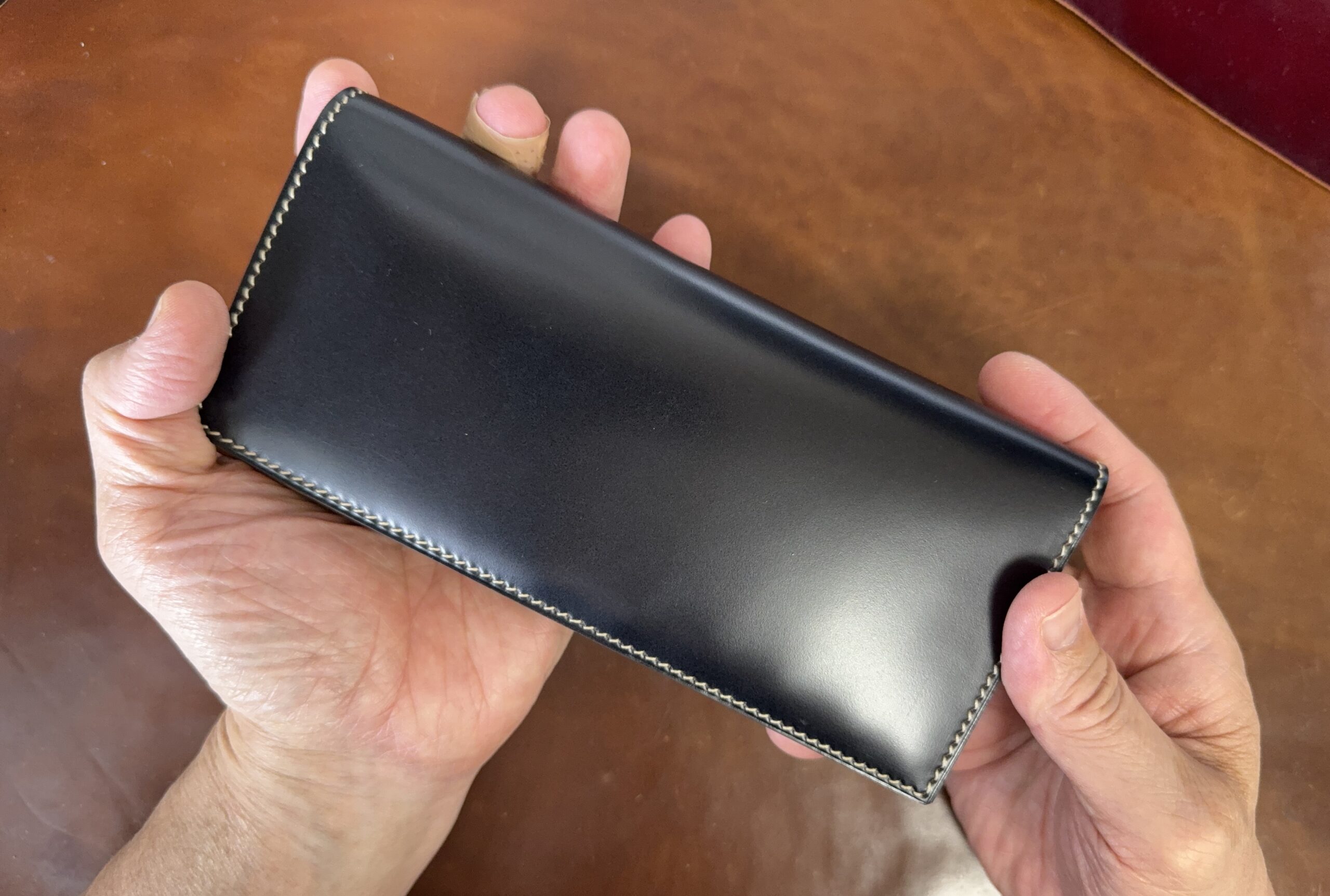 万双の国産コードバン長財布　色はネイビー