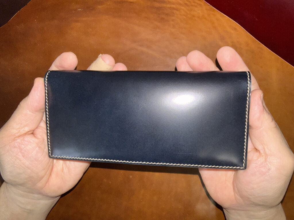 美しいネイビーの国産コードバンの長財布