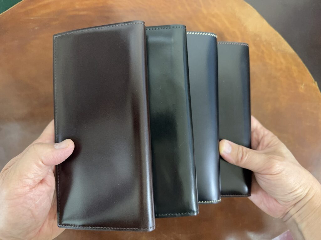 手前の2つがGANZO製、奥の2つが万双製の長財布