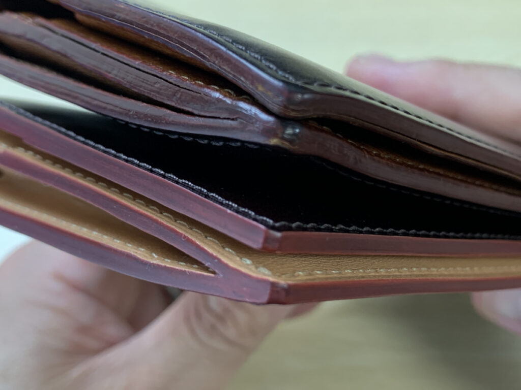 上が13年もの、下が新品のGANZOのコバ