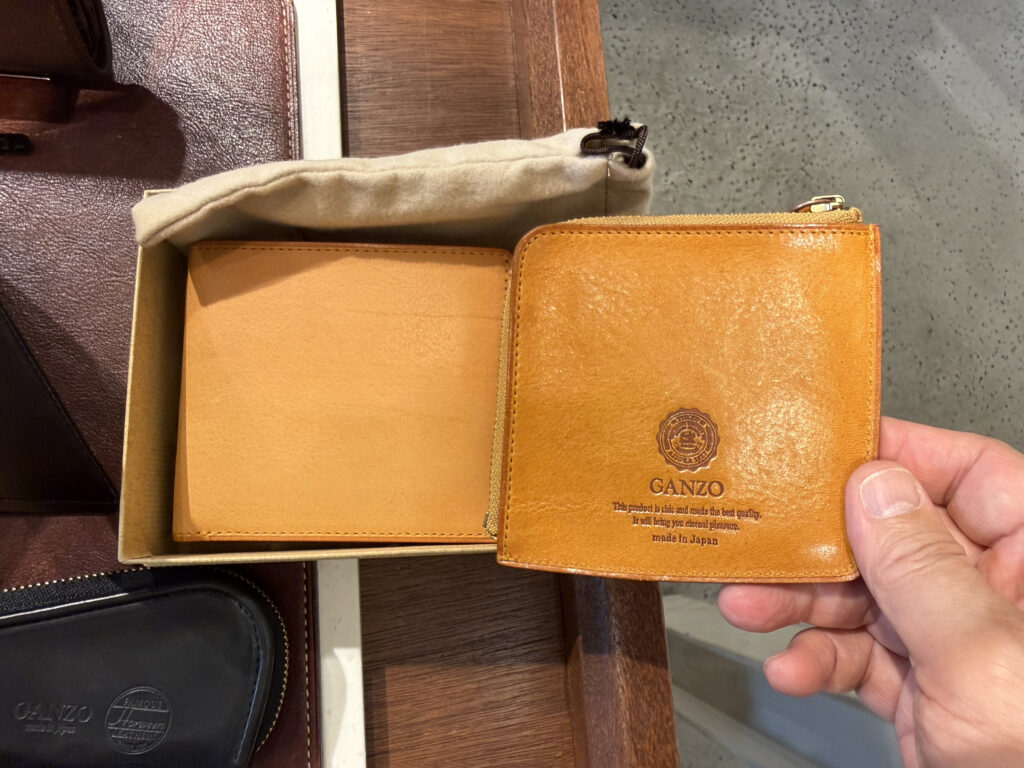 左：新品　右：うっすらとエイジングしたミネルバボックス
