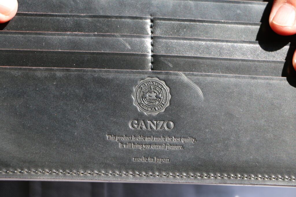 内装のシェルコードバンにはGANZOの刻印が打たれている